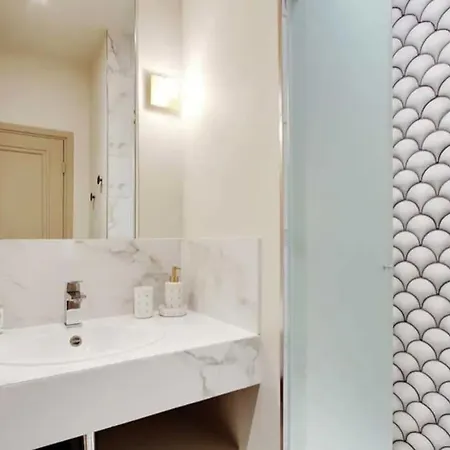 Апартаменты V Vast Apartment, Steps From Place Des Vosges Ac Париж